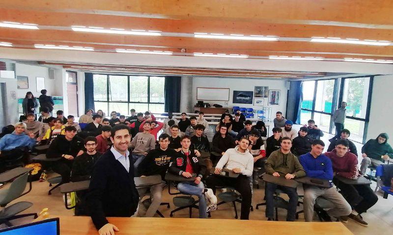 Lavorare e crescere in Flash Battery: Marco Righi incontra gli studenti di quinta superiore dell’ITIS Silvio d’Arzo di Montecchio Emilia | Flash Battery