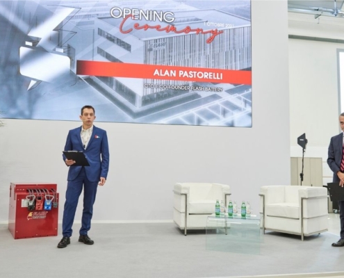 Flash Battery Firmensitz Feierliche Eröffnung rede Alan Pastorelli